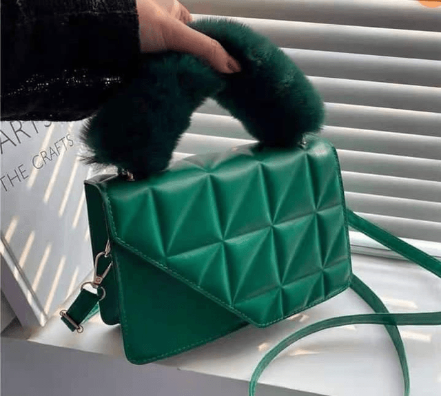 Sac avec manche en fourrure 