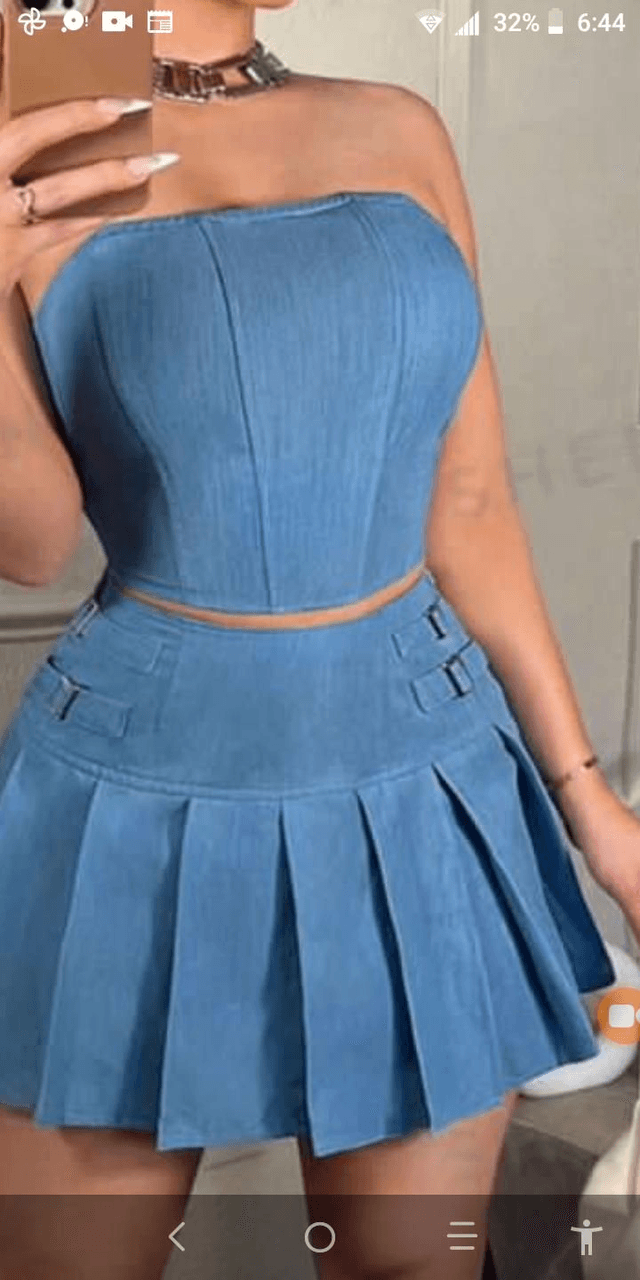 Top bustier et jupe plissée pour cette ensemble 